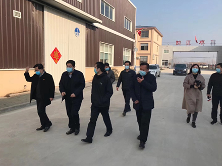 高新區(qū)黨工委書記郭保存、黨組成員楊紹青、馬嶺崗鎮(zhèn)書記李洋來(lái)公司監(jiān)督防疫物資生產(chǎn)